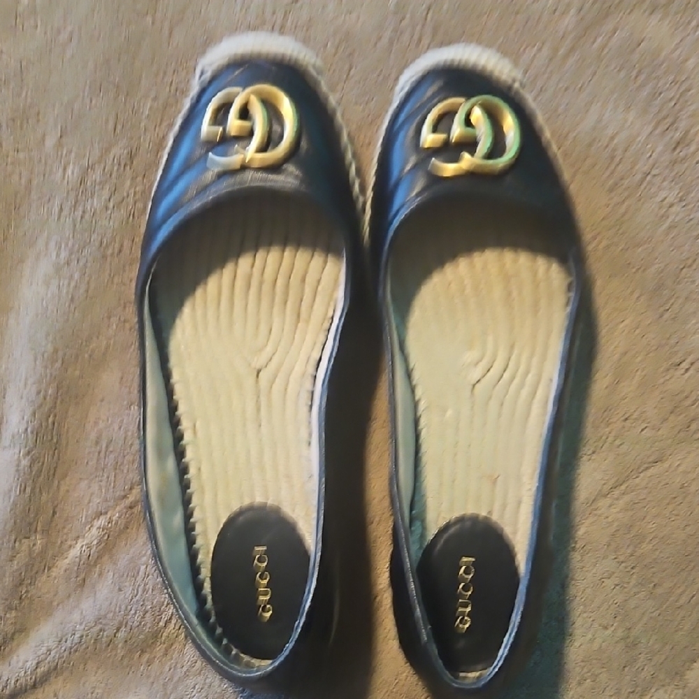 Gucci Black Leather Flats with Gold Logo